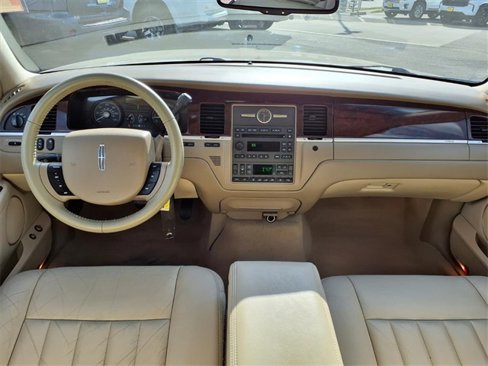 Used 2006 Lincoln Town Car Signature image 4