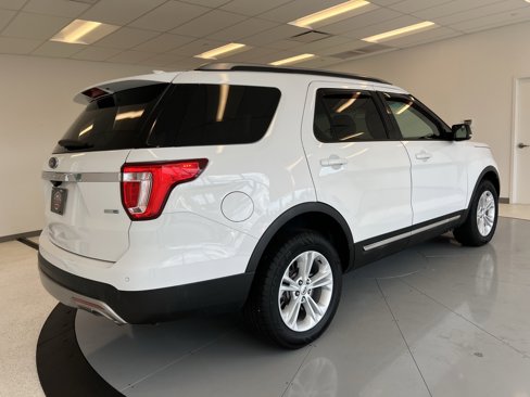 Used 2017 Ford Explorer XLT image 51