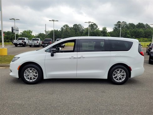 New 2025 Chrysler Voyager LX image 5
