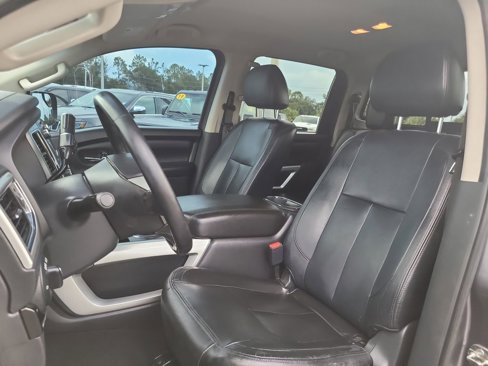 Used 2018 Nissan Titan SV w/ Chrome Package image 16