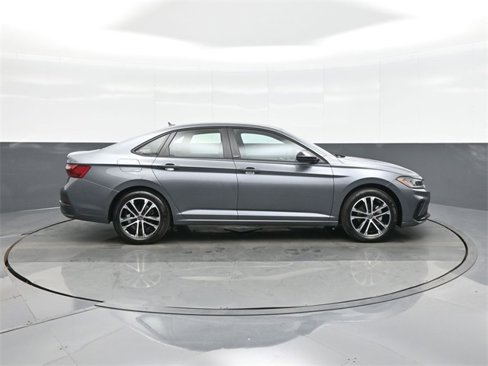 Certified 2025 Volkswagen Jetta Sport image 8