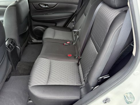 Used 2018 Nissan Rogue SV image 22
