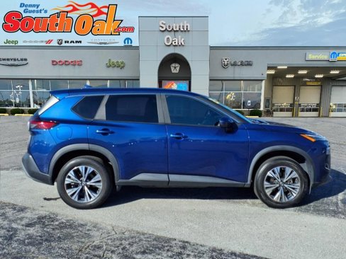 Used 2023 Nissan Rogue SV image 2