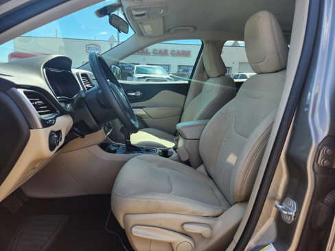 Used 2019 Jeep Cherokee Latitude w/ Cold Weather Group image 11