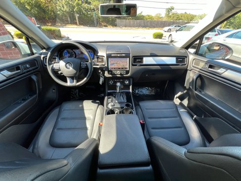 Used 2011 Volkswagen Touareg Sport image 14