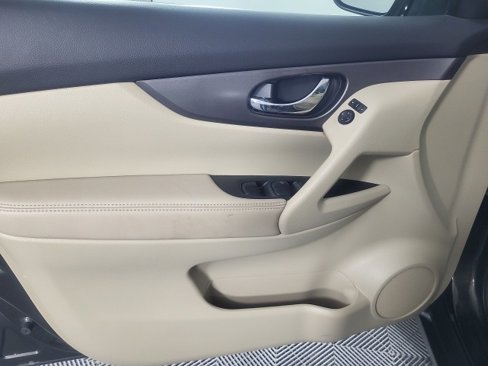 Used 2016 Nissan Rogue SV w/ SV Moonroof Package image 21