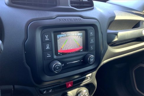 Used 2017 Jeep Renegade Latitude w/ Cold Weather Group image 13