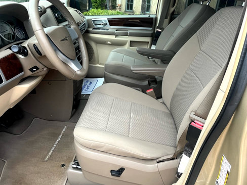 Used 2010 Chrysler Town & Country Touring image 27