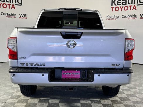 Used 2017 Nissan Titan SV image 7