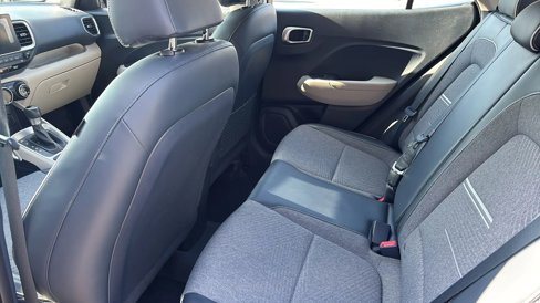 Used 2020 Hyundai Venue image 24
