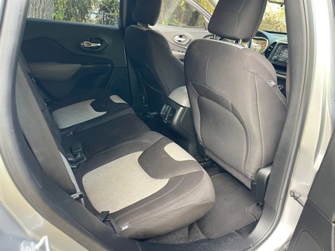 Used 2014 Jeep Cherokee Sport image 19