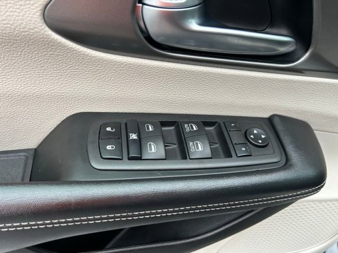 Used 2023 Chrysler Pacifica Touring-L image 14