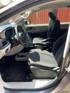 Used 2020 Chrysler Voyager L image 9