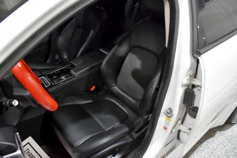 Used 2017 Jaguar XE image 11