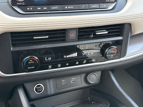 Used 2023 Nissan Rogue SV image 17