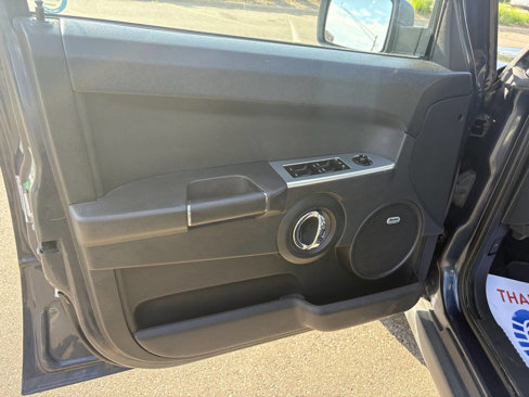 Used 2010 Jeep Commander Sport image 34