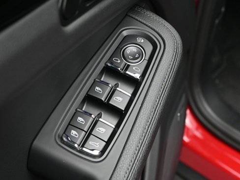 Used 2025 Porsche Macan image 9