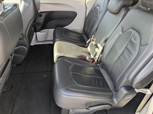 Used 2017 Chrysler Pacifica Touring-L image 18