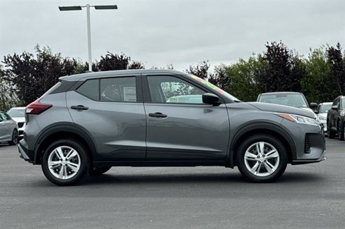 New 2025 Nissan Kicks Play S image 3