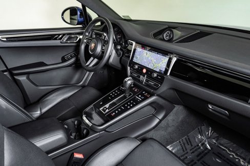Certified 2025 Porsche Macan image 14