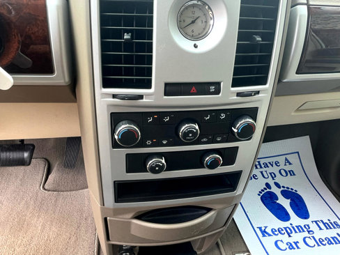 Used 2010 Chrysler Town & Country Touring image 33