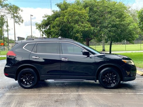 Used 2017 Nissan Rogue SV w/ Midnight Edition Package image 8