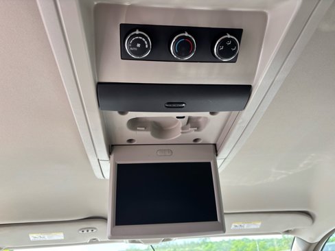 Used 2015 Chrysler Town & Country Touring image 18