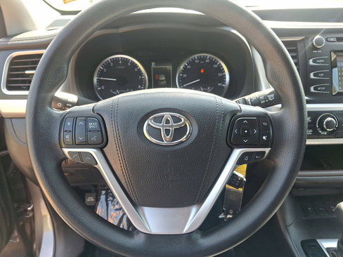 Used 2017 Toyota Highlander LE image 17