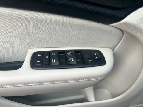 Used 2016 Chrysler 200 Limited w/ Convenience Group image 14