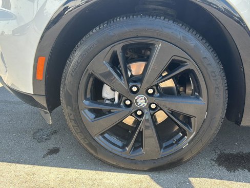 Used 2023 Buick Envision Essence w/ Sport Touring Package image 9