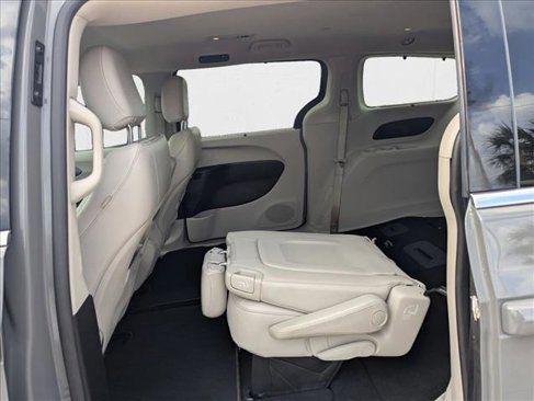 Used 2021 Chrysler Pacifica Touring-L image 16