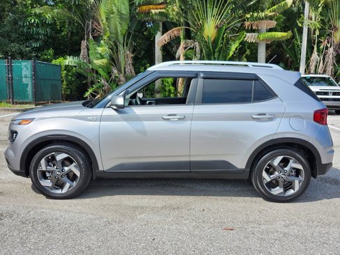 Used 2023 Hyundai Venue SEL image 4
