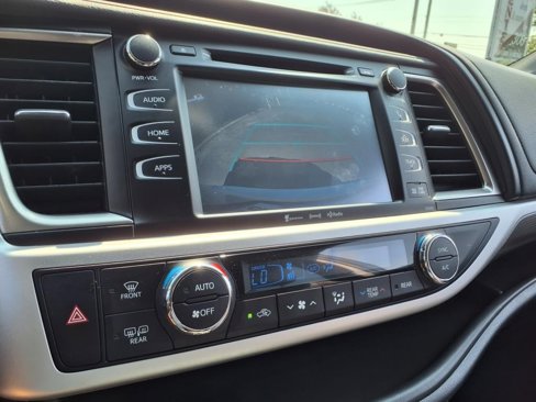 Used 2019 Toyota Highlander SE image 18