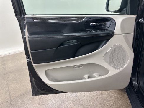 Used 2016 Chrysler Town & Country Touring image 29