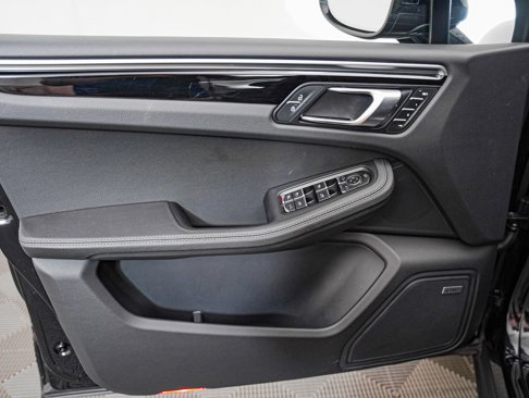 Certified 2023 Porsche Macan image 25