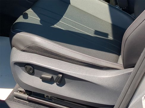 Used 2022 Volkswagen Tiguan SE w/ Panoramic Sunroof Package image 13