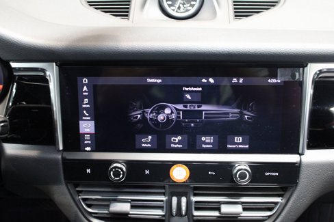 Certified 2024 Porsche Macan image 32