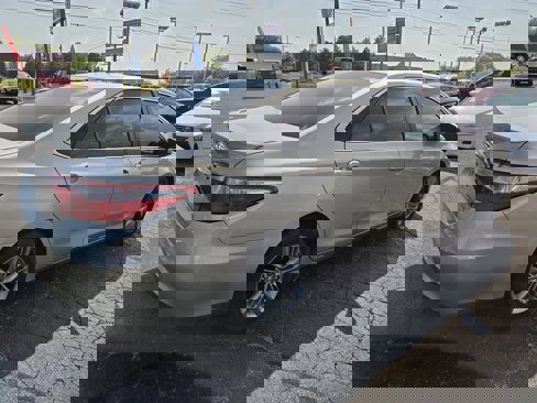 Used 2016 Toyota Camry SE image 3