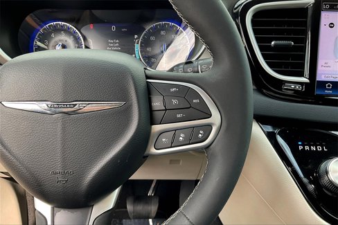 Used 2023 Chrysler Pacifica Touring-L image 11