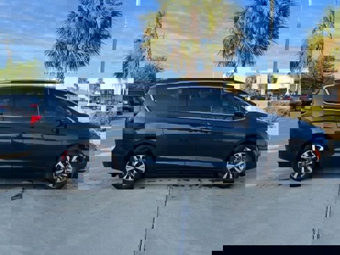 Used 2021 Chrysler Pacifica Touring-L image 5