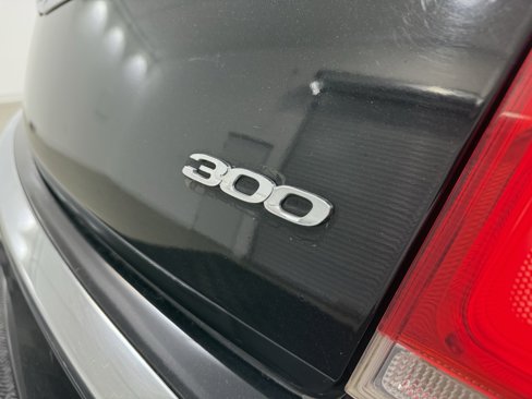 Used 2018 Chrysler 300 Limited image 8