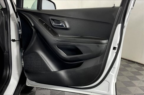 Used 2022 Chevrolet Trax LS w/ Tint and Cruise Package image 25