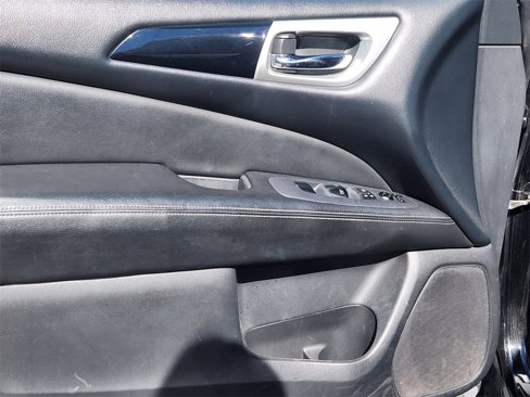 Used 2018 Nissan Pathfinder SV image 13