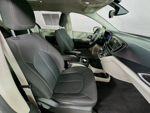 Certified 2018 Chrysler Pacifica Touring Plus w/ Tire & Wheel Group image 38