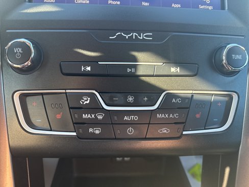 Used 2020 Ford Fusion SE image 25