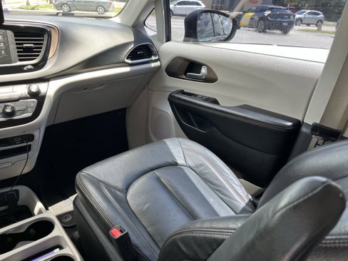 Used 2017 Chrysler Pacifica Touring image 14