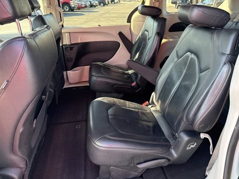 Used 2018 Chrysler Pacifica Touring-L image 13