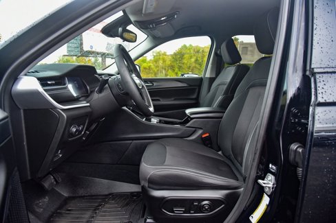 Certified 2023 Jeep Grand Cherokee Laredo w/ Luxury Tech Group I image 15