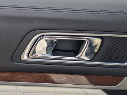Used 2018 Ford Explorer Platinum image 28