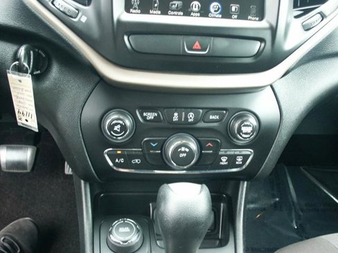 Used 2016 Jeep Cherokee Latitude w/ Cold Weather Group image 12